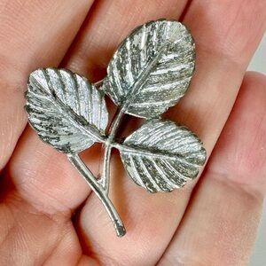 Vintage Sarah Coventry Silver Leaf Brooch #1160